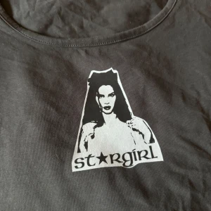 Lana del rey t-shirt - Tröja med egen design, håller inte i maskintvätt, endast handtvätt. från h&m i storlek s. använd ”köp nu”. 13/6-2025
