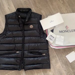 Moncler gui väst - Säljer min moncler gui väst storlek 4 från Monclers hemsida kvittot och alla tags och påse får man med litet stick hål bara men man ser det knappt annars som ny jätte bra skick