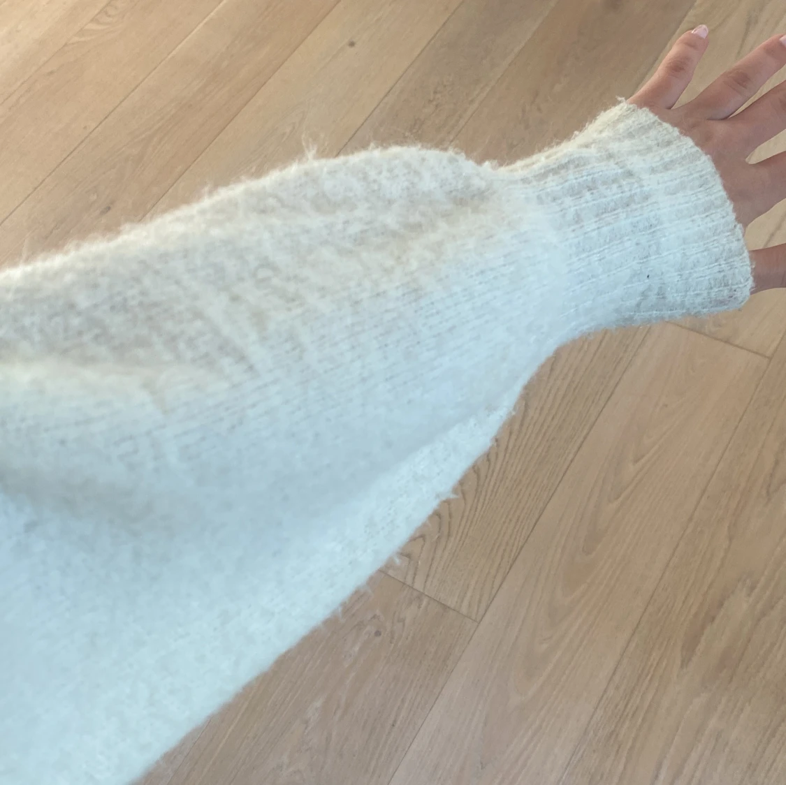 Vit fluffig kofta av ull med knappar - 3