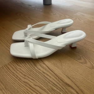 Vita sandaler med låg klack - om jag är intresserad av att köpa den eller bara är intresserad så skriv till mig kan tyvärr inte sälja på den här appen
