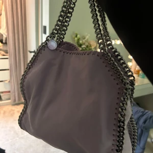 Lila axelväska Stella McCartney - Säljer min stella McCartney väska i en jättefin lila färg som knappt är använd, dustbag tilllommer också! 
