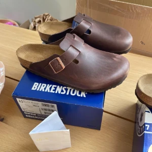 Bruna Birkenstock Boston i skinn(habana) - Helt oanvända i box, säljer då ångrat mig, kvitto finns samt box!:) frågor i dm. NYPRIS-1700kr~
