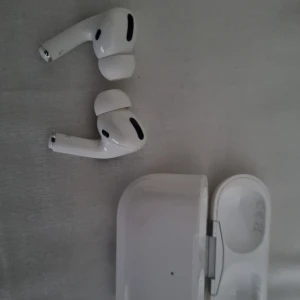 Hörlurar - Säljer ett par fungerande hörlurar i vit färg. Inga defekt. Adapter följer ej.