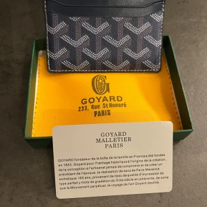 Plånbok  - Säljer en snygg plånbok. Den är väldigt stilren och är en perfekt accessoar. Plånboken är i väldigt bra skick, finns små repor på boxen men inget som syns tydligt. Hör av dig vid minsta fundering 
