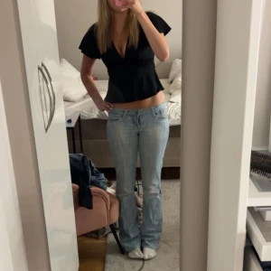 Ljusblå bootcut jeans låg midja - Snygga ljusblå bootcut low waist jeans. Strl S skulle jag säga❤️ dom är lite slitna där nere och måtten är midja: 42cm innerbenslängd: 80cm