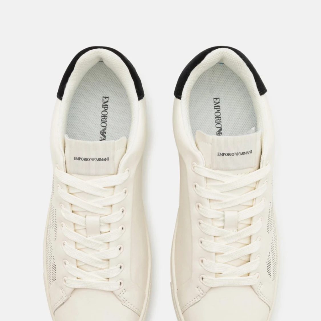 Vita sneakers från Emporio Armani
