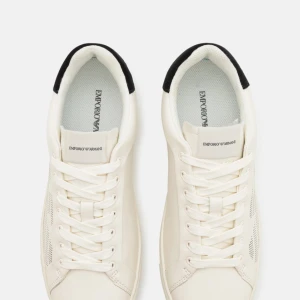 Vita sneakers från Emporio Armani - säljer dessa feta skor⭐️ super fina, bra skick, kom privat för bilder. snabb affär = pris kan diskuteras👍 org pris = 2945