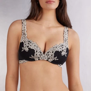 Intimissimi bh  - Säljer denna supersnygga svarta pushup bhn från intimissimi! Modell gioia pretty flowers, storlek 70B ❤️