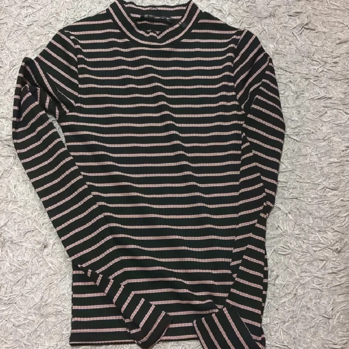 Randig svart och rosa långärmad tröja