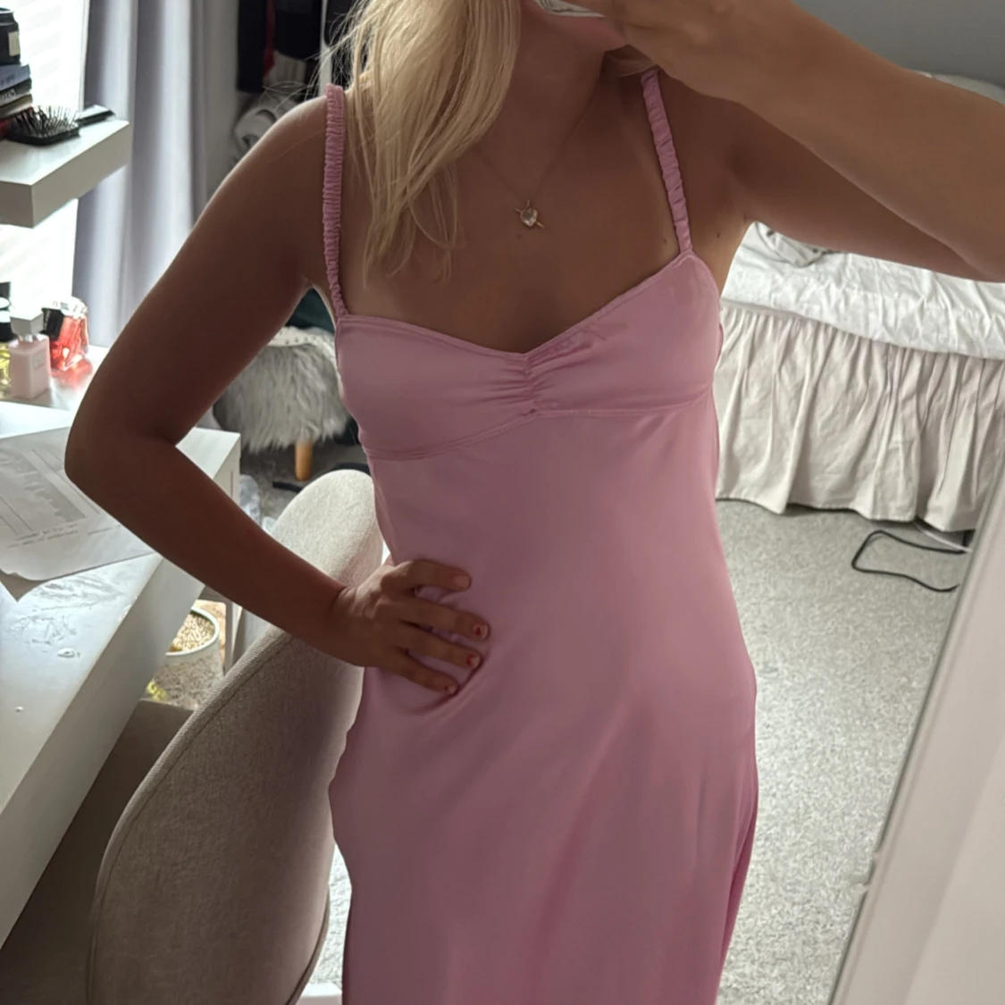 Ljusrosa satin klänning   - 1