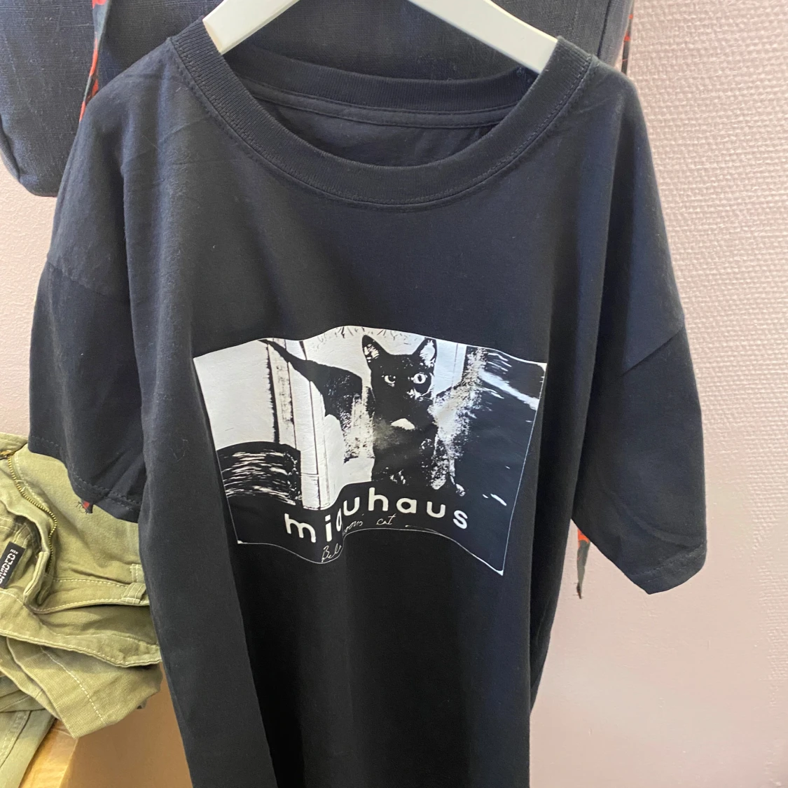 Svart t-shirt med kattmotiv