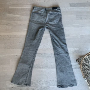 Grå bootcut jeans low waist - Säljer mina mycket trendiga och snygga grå bootcut jeans med låg midja från GinaTricot. Storlek: 164 (S). Jeansen är använda och är i mycket gott skick!! Ge gärna prisförslag ❤️
