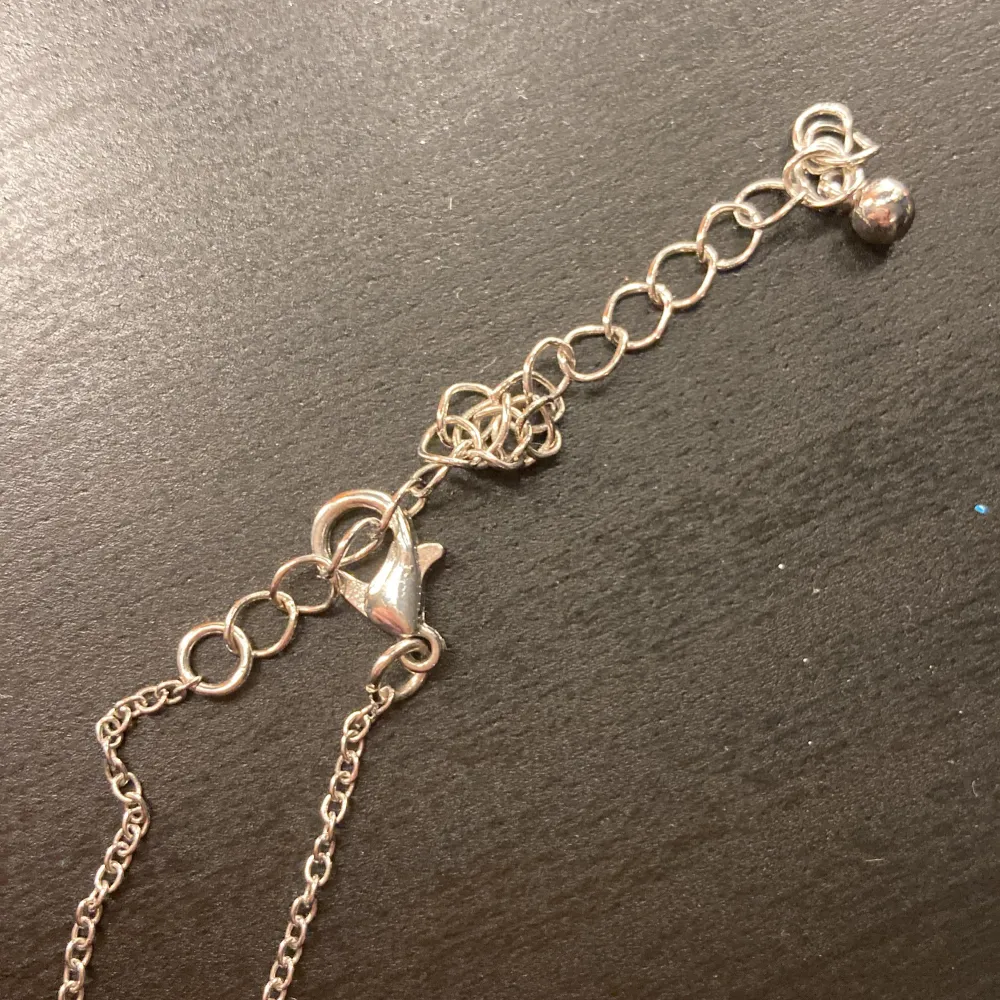Elegant silverfärgat halsband med en unik rosettformad berlock. Kedjan är justerbar med en säker klolås och extra länkar för perfekt passform. Säljer pg av att silver inte är min stil!!! 💕💍. Asusteet.