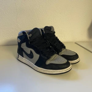 Air Jordan 1 Retro High OG Twist 2.0 - Snygga Air Jordan 1 Retro High OG Twist 2.0 i en stilren kombination av svart och grått. Använda ibland när jag fick dem men inte så mycket längre. 