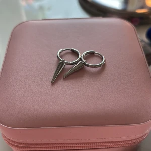 Edblad örhängen peak hoops silver - Super snygga silver örhängen från Edblad. Peak hoops steel . Använder inte längre så därför säljer jag dem. Använd gärna köp nu!💕