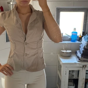 Beige kosrym väst dam - Superfin väst köpt här på plick, säljer pga att ja ej använder.