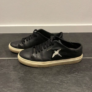 Svarta sneakers från Axel Arigato - Säljer nu dessa Axel Arigato skor perfekta till våren i storlek 40. Har lite defekter och därav priset