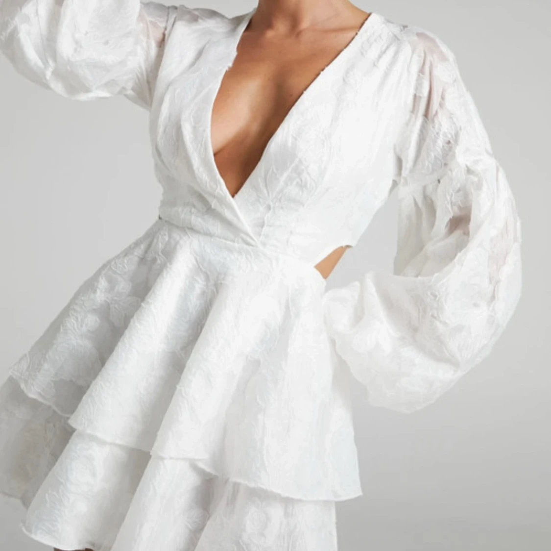 Vit studentklänning med volanger