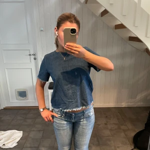 Blå jeanstopp - Snygg blå denim topp från Zara i storlek S😍😍