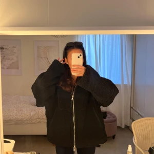 Svart teddyjacka från HM - Mysig svart teddyjacka med dragkedja framtill från HM💕Har vanligtvis storlek xs/s men jackan sitter bra som oversize😌😚Använd sparsamt!!!