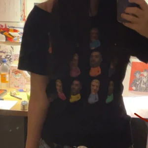 Svart t-shirt - Lite rolig svart t-shirt, drake album o fortnite