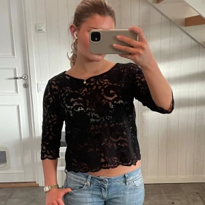 Svart spetsblus - Säljer en elegant svart spetsblus med trekvartsärm i storlek S😍😍