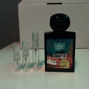  Säljer samples på Summer Hammer Extrait de Parfum 2,3,5 ml - Säljer sampels på denna doft.   2 ml 80kr.  3ml 130kr.   5ml 260kr 