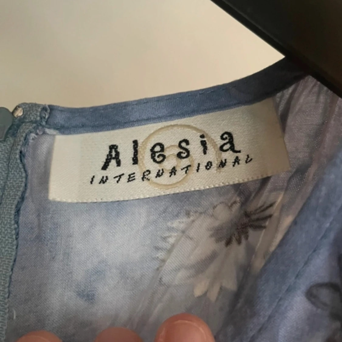 Blommig blå klänning från Alesia International - 3