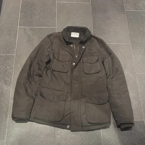 Olivgrön Fieldjacka - 9/10 skick | skriv för bud elr funderingar