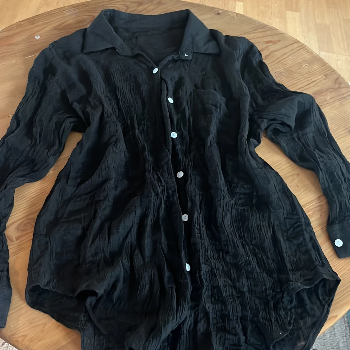Svart skjorta med knappar
