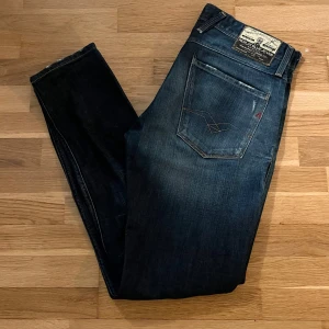 Replay Anbass X Barcelona  - Tja säljer nu ett par riktigt feta Replay anbass som är i Barcelona kollektionen. Det är en fet tvätt med lite slitage på byxorna för design. Storlek W32 L32. Skriv i dm vid frågor eller funderingar!!