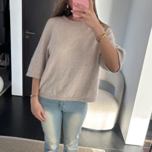 Beige stickad tröja - Trekvartärmd tröja från Other stories super fin💗