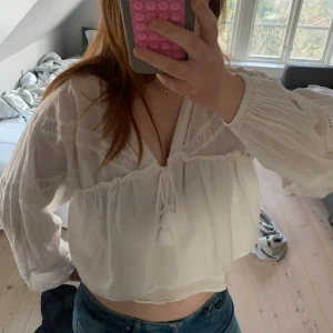 Jättesöt sommar blus - Säljer denna super söta blusen som är perfekt för sommar då den är jättetunn!!💋