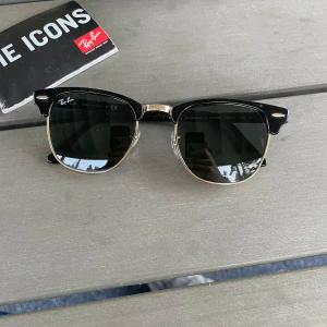 Rayban clubmaster - Ett par rayban av modellen clubmaster. Stilrena glasögon som passar till allt. Repor på hårdplasten se två sista bilder. Inga repor på glasen och reporna är inget man tänker på om man inte kollar nära.
