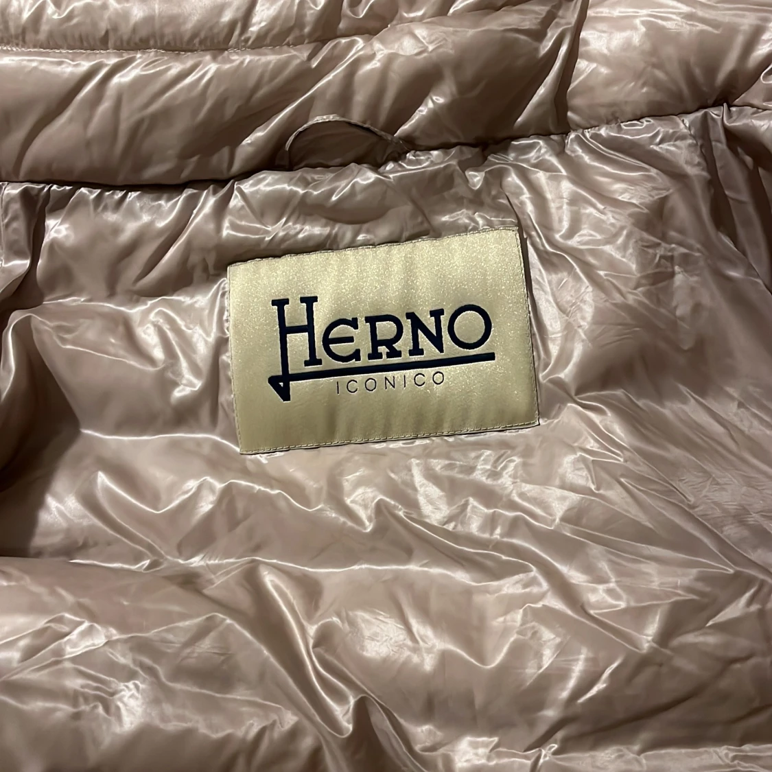 Beige dunjacka från Herno - 2