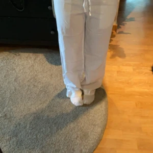 lågmidjade linnebyxor vita - lågmidjade linnebyxor ifrån gina tricot, aldrig använda, prislapp kvar. storlek 158/164 men passar XS/S