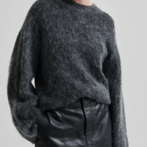 Second Female tröja - Säljer denna mysiga och fluffiga tröjan då den inte kommer till användning längre. Den är använd ett fåtal gånger och är otroligt mysig. Köpt för 2.200kr men säljer för 1.400kr