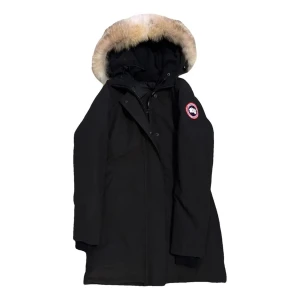 Canada Goose Parka - Säljer denna jätte fina jackan från Canada Goose, använd ca 2 vintrar men de är inget fel på jackan och den har bra skick. (Tyvärr är pälsen borta) kan även gå ner i pris vid snabb affär!