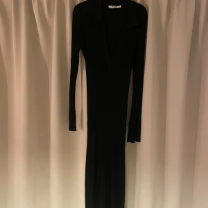 Maxiklänning - Svart maxiklänning med v-rigning som går ner till anklarna på mig som är 180, bra skick!