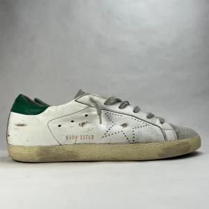 Golden Goose Superstar  - Golden Goose super star | storlek 41 | skick 7-8/10 | finns inga större defekter allt visas i bilderna, Inget OG | nypris 6000kr  