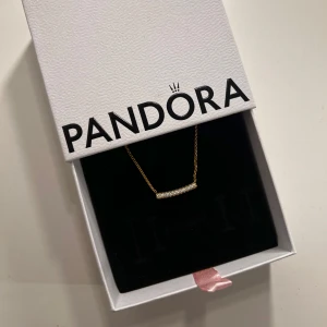 Guldhalsband från Pandora - Säljer ett helt nytt och jag oanvänt Pandora halsband. Äkthetsintyg och kvitto finns.  Nypris 1699 kr
