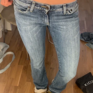 Blå jeans från Big Star - Low waisted bootcut/flared jeans från Big Star.  Storlek 27/32 (storlek 27 längd 32)  Älskar dessa men de har tyvärr blivit lite försmå i midjan. Som ni ser så har jag sprätt upp dom längst ner då dom var för korta på mig innan. Ni ser även på fjärde bilden att det finns ett ganska stort hål längst ner men det är verkligen inget som syns när dom används.Fråga om mått!!