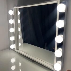 Sminkspegel med LED-belysning - Behöver säljas pågrund av att jag ska flytta, lamporna är ihop kopplade till varandra så du ej behöver ha en massa sladdar hängandes. Träffas endast upp i stockhom🩷.