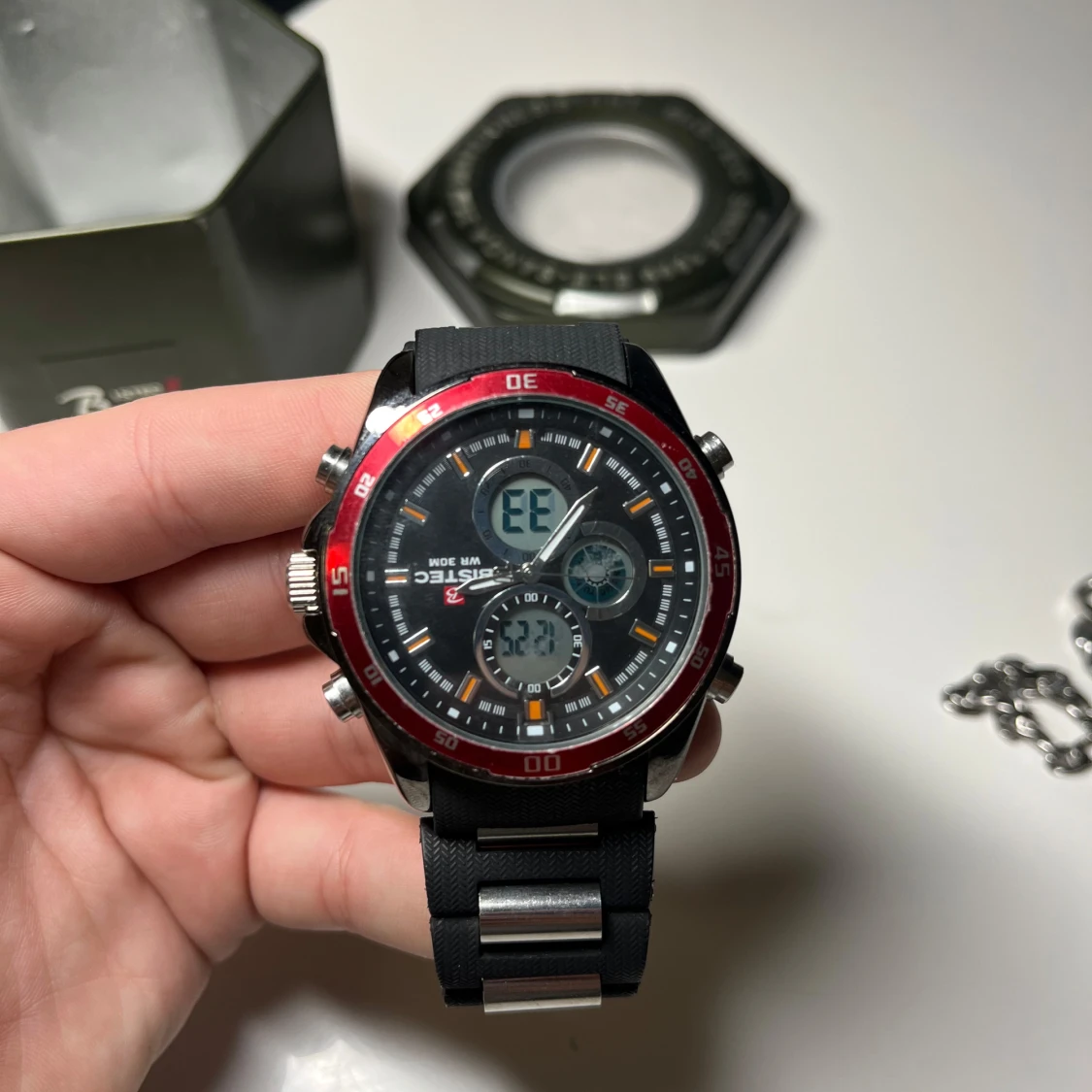 Svart digital klocka från S-Sport - 1