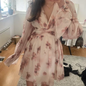 Rosa miniklänning - Rosa blommig miniklänning med prislappen kvar, nypris 499kr