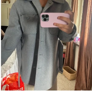 Blå kappa från NA-KD 😍👏🏼🍓I st S - Snygg blå kappa med knappar och två bröstfickor. Perfekt för lager-på-lager-stil. Den är perfekt nu till våren då de fortfarande är lite kyligt ute🫶🏼🫶🏼Använd sparsamt och är fortfarande jättefin 