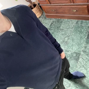 Marinblå långärmad pikétröja från selected homme  - Säljer en riktigt schysst marinblå tröja med krage från selected homme till ett riktigt bra pris! || bra skick, väl använd! || tröja är gjord av bomull och har en snygg krage med knappar. || Finns det några frågor är det bara att skriva! || Först till kvarn!