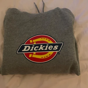 Grå Dickies hoodie - Grå Dickies hoodie som är anvönd ett fårtal gånger i storlek S❣️köpt för 499