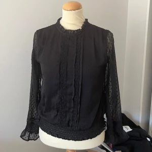Svart blus - Svart jättefin blus ifrån Lindex! Perfekt till fest eller vardag.