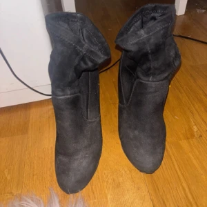 Svarta stövletter med klack - Snygga svarta stövletter i mocka med klack och dragkedja på sidan. Perfekta för en stilren look.